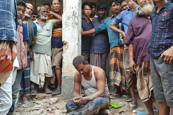 নওগাঁয় আমানতের টাকা ফেরত না পেয়ে গ্রাহকদের হাতে লাঞ্ছিত সমবায় সমিতির পরিচালক