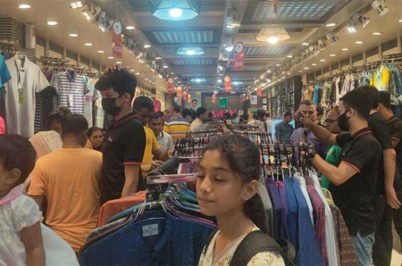 রমজানের শুরুতেই শপিংমলগুলোতে কেনাকাটার ধুম