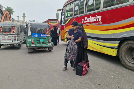 লম্বা ছুটি শেষে ঢাকায় ফেরার পালা