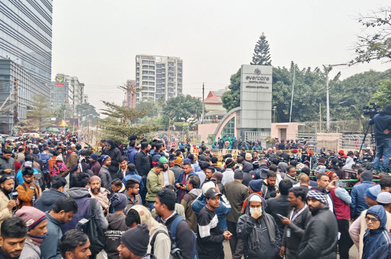 এভারকেয়ারের সামনে ভিড়, পুলিশের ব্যারিকেড