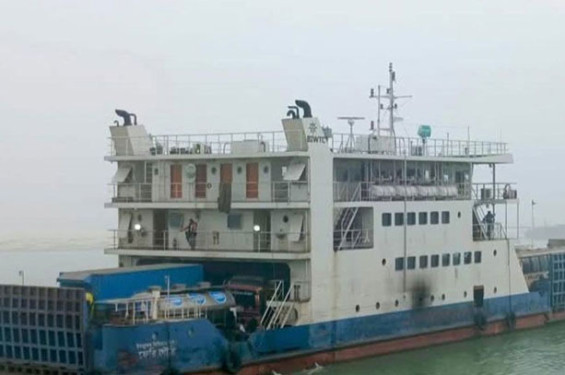৭ ঘণ্টা পর দৌলতদিয়া-পাটুরিয়া নৌরুটে ফেরি চলাচল স্বাভাবিক