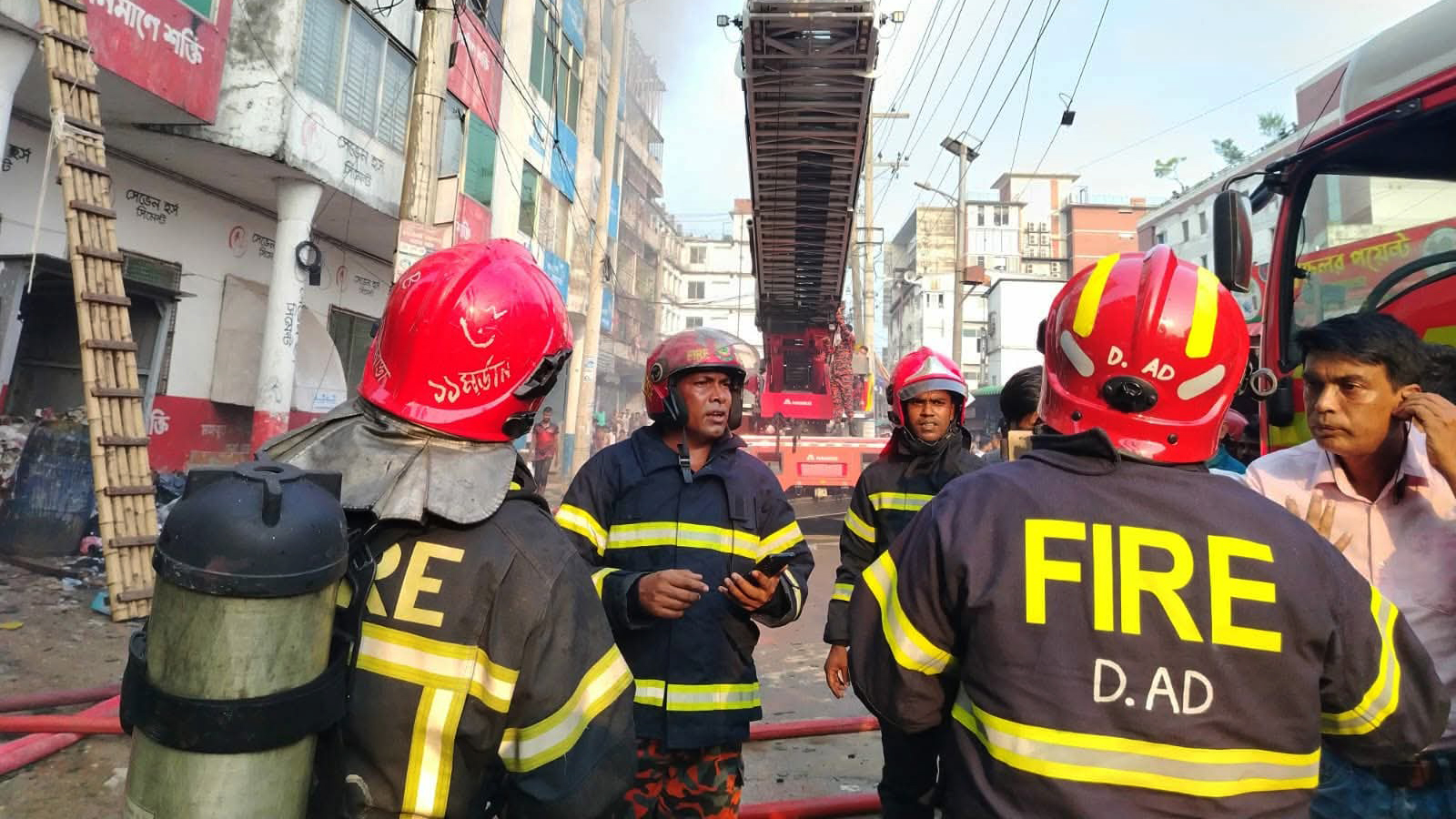 গাজীপুরে কার্টনের গুদামে আগুন, নিয়ন্ত্রণে ৮ ইউনিট