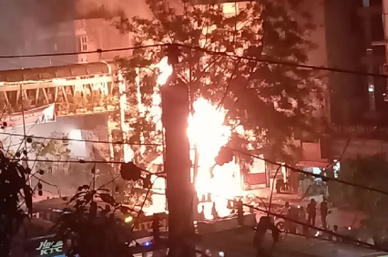 রাজধানীর নদ্দায় ভয়াবহ আগুন