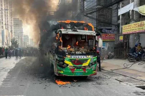 শাহজাদপুরে রাইদা বাসে আগুন