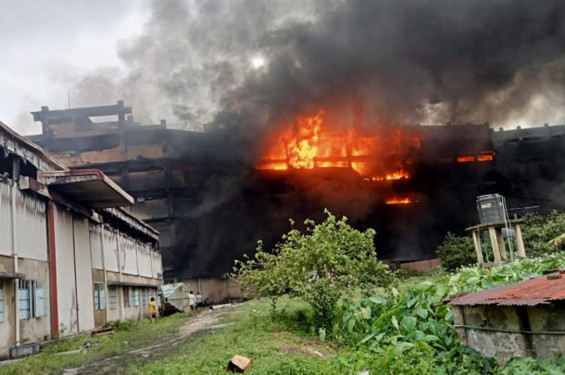 ১২ ঘণ্টায়ও নিয়ন্ত্রণে আসেনি গাজী টায়ার্সের আগুন