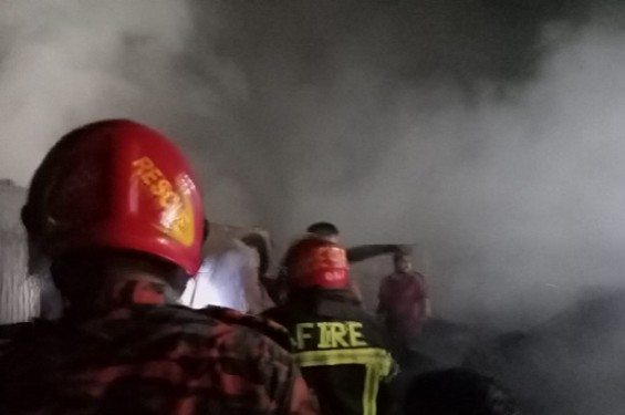 মহাখালী সাততলা বস্তি জ্বলেছে পৌণে দুঘণ্টা