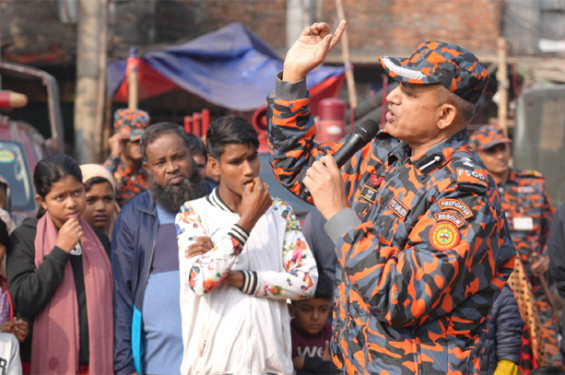 অগ্নিকাণ্ড প্রতিরোধে কড়াইল বস্তিতে ফায়ার সার্ভিসের গণসংযোগ