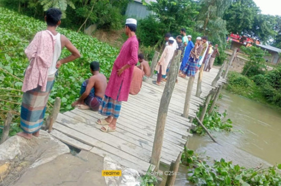 একটি সেতুর অভাবে দুর্ভোগে তিন গ্রামের মানুষ