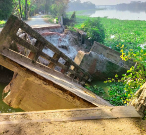 গোপালগঞ্জে সেতু ভেঙে খালে, দুর্ভোগে ১০ গ্রামের মানুষ