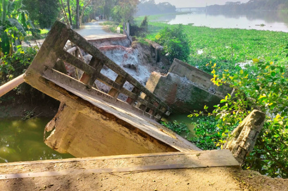 গোপালগঞ্জে সেতু ভেঙে খালে, দুর্ভোগে ১০ গ্রামের মানুষ