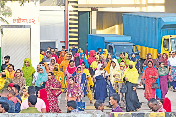 রাজধানী ছাড়ছেন পোশাক শ্রমিকরা