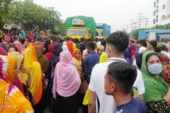 গাজীপুরে শ্রমিকদের বিক্ষোভ ও অবরোধ