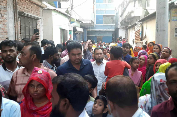 স্ত্রীকে গলা কেটে হত্যার পর নিজের গলায় ছুরি চালালেন স্বামী