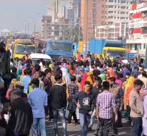 গাজীপুরে কারখানা খুলে দেওয়ার দাবিতে ঢাকা-টাঙ্গাইল মহাসড়ক অবরোধ