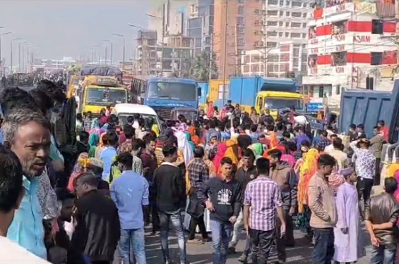 গাজীপুরে কারখানা খুলে দেওয়ার দাবিতে ঢাকা-টাঙ্গাইল মহাসড়ক অবরোধ