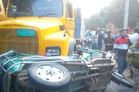 কালিয়াকৈরে অটোরিকশা ও ট্রাকের মুখোমুখি সংঘর্ষ, নিহত ২
