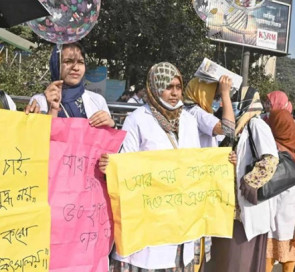 ৪ দিনের আল্টিমেটাম দিয়ে শাহবাগ ছাড়লেন ট্রেইনি চিকিৎসকরা