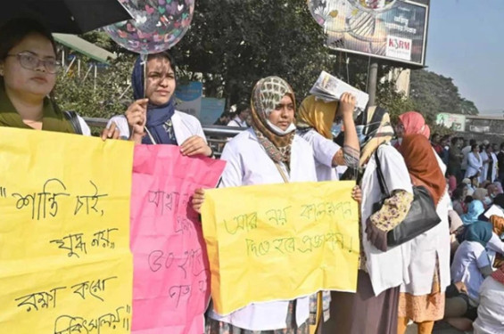 ৪ দিনের আল্টিমেটাম দিয়ে শাহবাগ ছাড়লেন ট্রেইনি চিকিৎসকরা