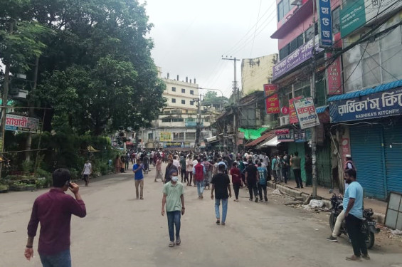 চট্টগ্রামে বিভিন্ন স্থানে বিক্ষোভকারীদের ওপর গুলি