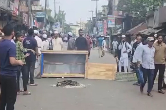 বাসের ধাক্কায় হেফাজত নেতার মৃত্যু, চট্টগ্রামে মহাসড়ক অবরোধ