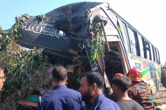 নিয়ন্ত্রণ হারিয়ে গাছের সঙ্গে বাসের ধাক্কা, নিহত ৩