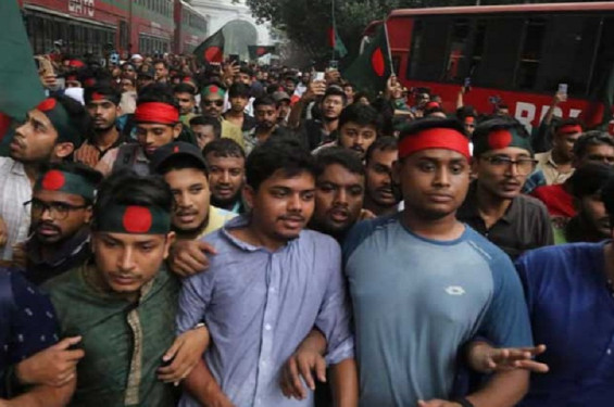 হাসনাত ও সারজিসের নেতৃত্বে হাইকোর্ট প্রাঙ্গণে শিক্ষার্থীরা
