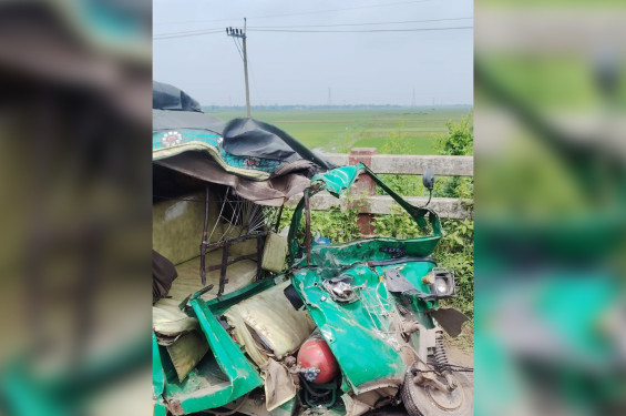 পিকআপভ্যান-অটোরিকশা সংঘর্ষে মা-মেয়েসহ নিহত ৩