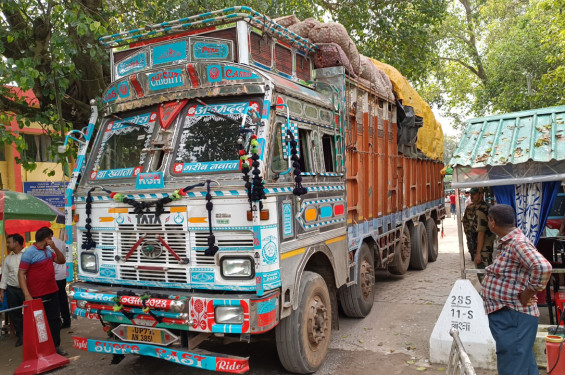 হিলি স্থলবন্দর দিয়ে আমদানি-রপ্তানি শুরু