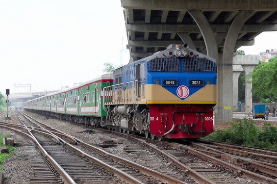 ট্রেনের ধাক্কায় শিশু শিক্ষার্থীসহ চারজন নিহত