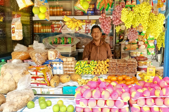 যুদ্ধের অজুহাতে আবার চড়া ফলের বাজার
