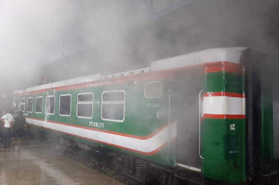 সিলেটে উপবন এক্সপ্রেস ট্রেনে আগুন