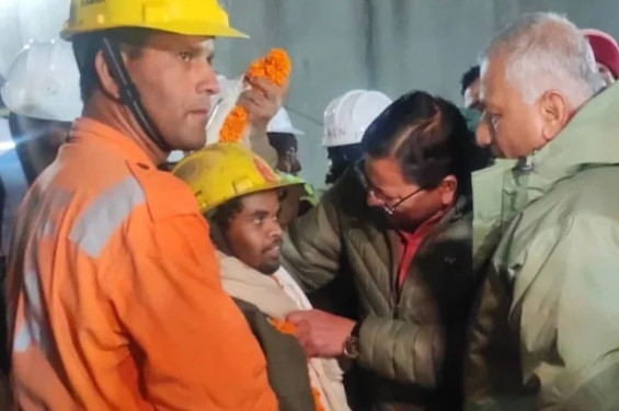 ১৭ দিন পর সুড়ঙ্গে আটকে পড়া ৪১ শ্রমিক উদ্ধার