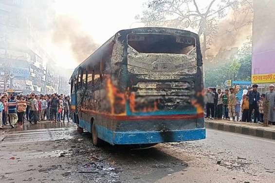 গুলিস্তানে বাসে আগুন