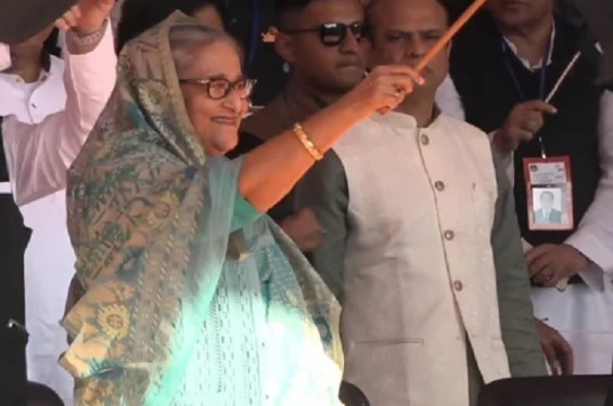 সিলেটে জনসভা মঞ্চে প্রধানমন্ত্রী