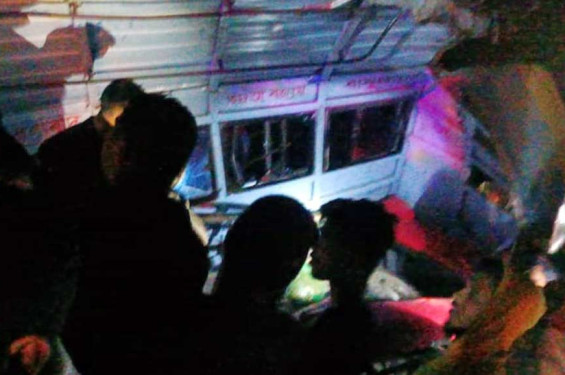 ফরিদপুরে বাস-লেগুনা মুখোমুখি সংঘর্ষ, নিহত ৪