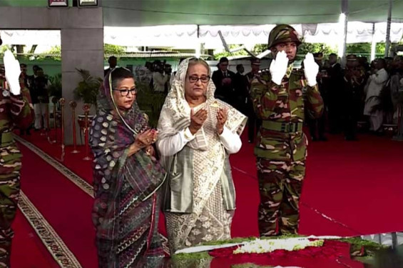 জন্মদিনে জাতির পিতার প্রতিকৃতিতে প্রধানমন্ত্রীর শ্রদ্ধা