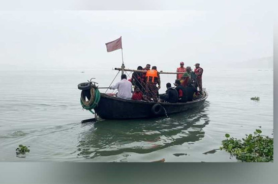 মেঘনায় ট্রলারডুবি : এখনো নিখোঁজ ৮ জন