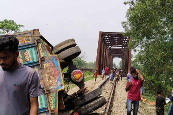 ফেনীতে বালুভর্তি ট্রাকে ট্রেনের ধাক্কা, নিহত বেড়ে ৬