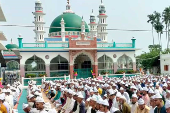 সৌদির সঙ্গে মিল রেখে দেশের বিভিন্ন স্থানে উদযাপিত হচ্ছে ঈদ