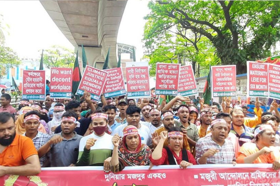 ন্যায্য অধিকারের দাবিতে রাজপথে শ্রমিকরা