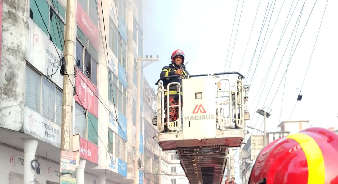 গাজীপুরে পোশাক কারখানার আগুন সাড়ে ৩ ঘণ্টা পর নিয়ন্ত্রণে