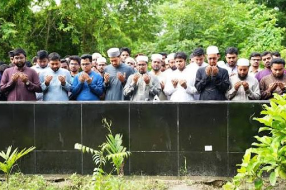 সারা দেশে জুলাই শহীদদের কবরে শ্রদ্ধা