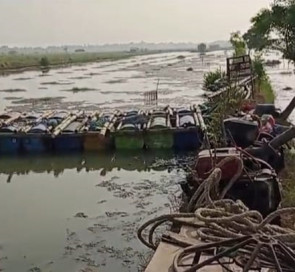 সাতক্ষীরায় ভাঙ্গন কবলিত এলাকা থেকে বালু উত্তোলন, ভাঙন আতঙ্কে স্থানীয়রা