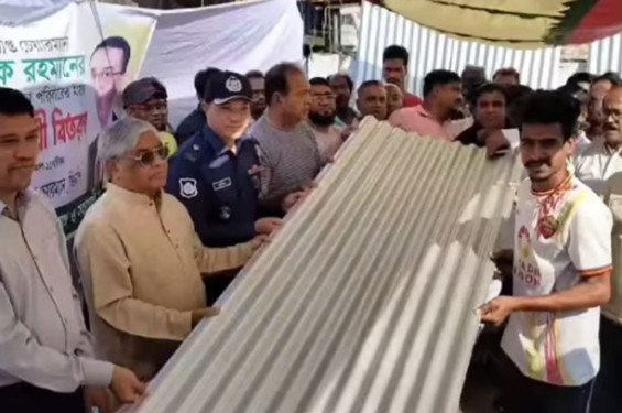 বেগমগঞ্জে বন্যায় ক্ষতিগ্রস্তদের মাঝে বরকত উল্লাহ বুলুর ত্রাণ ও ঢেউটিন বিতরণ