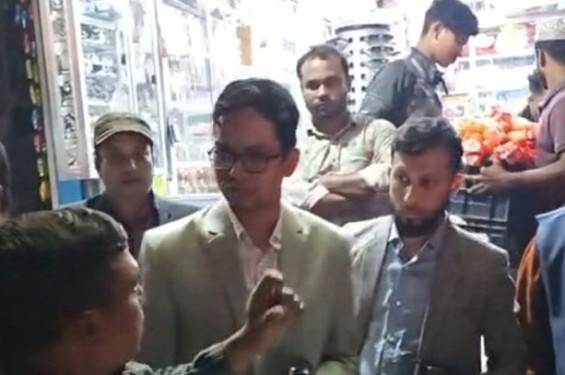 মুরাদনগরে বাজারে ফুটপাত দখলমুক্ত করতে ভ্রাম্যমাণ আদালতের অভিযান