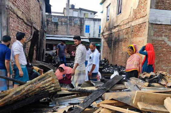 পিরোজপুরে আগুনে পুড়ে ছাই ৮ দোকান