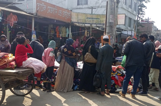 গরম কাপড়ের চাহিদা বাড়ছে ফুটপাতে