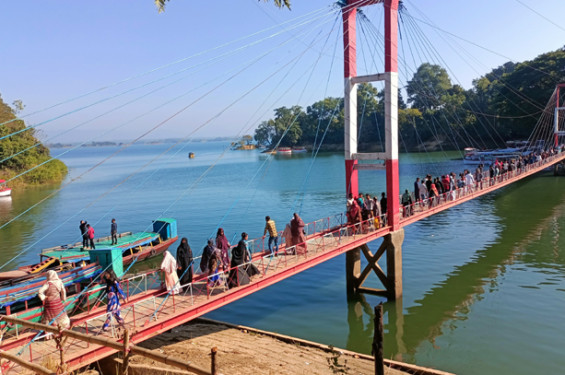 শীতের আগমনে পর্যটকের পদচারণায় মুখরিত রাঙামাটি