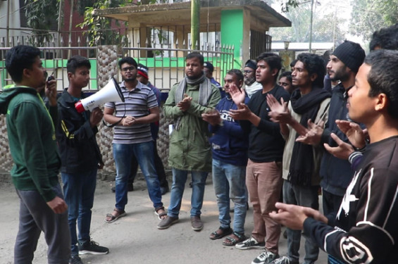 ৯ দফা দাবিতে নওগাঁয় পুলিশ সুপারের কার্যালয়ের সামনে শিক্ষার্থীদের অবস্থান