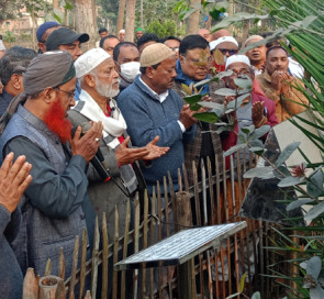 খুরশিদ জাহান হক চকলেটের কবর জিয়ারত করলেন বিএনপি নেতা হেলালুজ্জামান তালুকদার